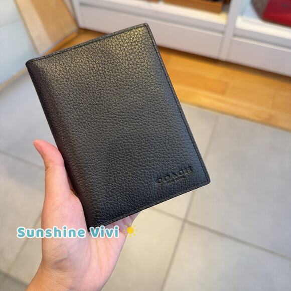 NWT Coach Brand New CU131 Men's Black Pebbled Leather Passport Case - Picture 1 of 6